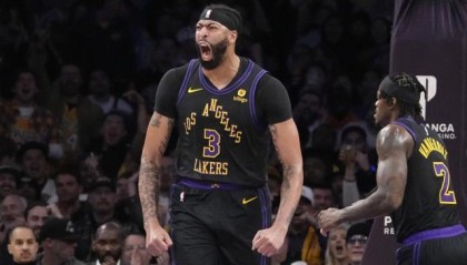 开云官方网站-哈姆调整先发收效不俗 湖人瞄准季后赛黑七雷霆