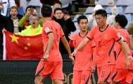 kaiyun-开场9分钟丢2球！国足遭2026年首败，重大亮点：拜合拉木造3黄2红