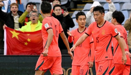 kaiyun-开场9分钟丢2球！国足遭2026年首败，重大亮点：拜合拉木造3黄2红